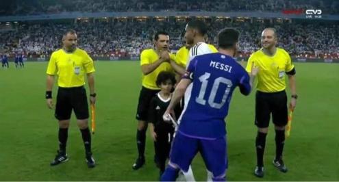 "المئوية في حضرة ميسي" .. ماذا قال أحمد حسام طه بعد إدارته لمباراة الأرجنتين والإمارات؟